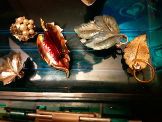 Pretty jewelry leaf shaped