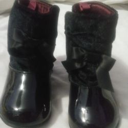 Boticas de niña nuevas. Size 4
