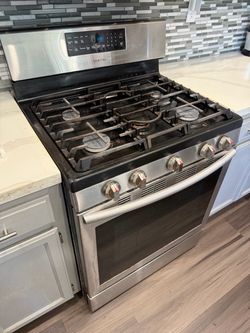 Gas range and oven