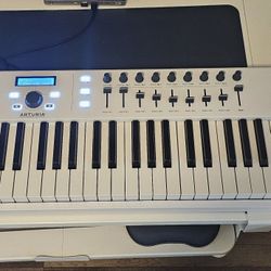 Arturia KeyLab Essential 88  Keyboard Piano Weighted Keys MIDI + Software + Bag