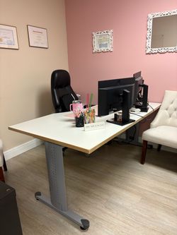 🚨 URGENT: 4 FREE Heavy-Duty Office Desks - Must go by Friday 🚨