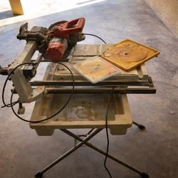 Diamondback 7” Heavy-Duty Tile Saw in excellent condition.  Only used once for a small home project. Works perfectly and is almost new.  ✔ 6000 RPM ✔ 