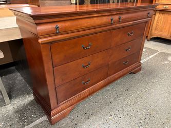 Cherry Finish Traditional 8-Drawer Low Dresser
