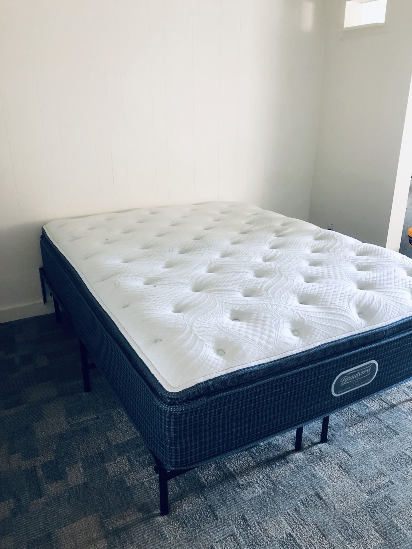 Queen Simmons Beautyrest Silver Vanderbilt Luxury Firm Mattress & Platform Frame for Sale in