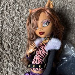 frightfully tall clawdeen