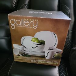 Unopned 16 Pc Dinner Set