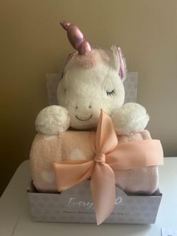 Everyday Kids Fleece Blanket with Plush Toy - Unicorn