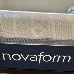 LIKE NEW Novaform Queen Mattress - VERY Comfortable 
