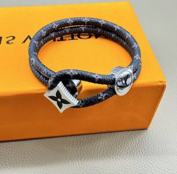 Flower presbyopia adjustable opening and closing metal bracelet for both men and women, couple style, black