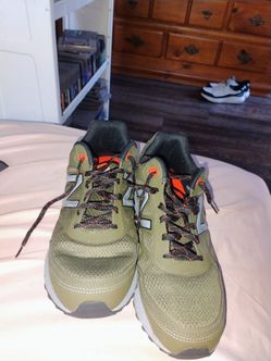 Tennis shoes