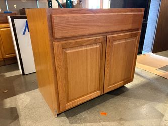 NEW! HAMPTON BAY Assembled Base Kitchen Cabinet in Medium Oak