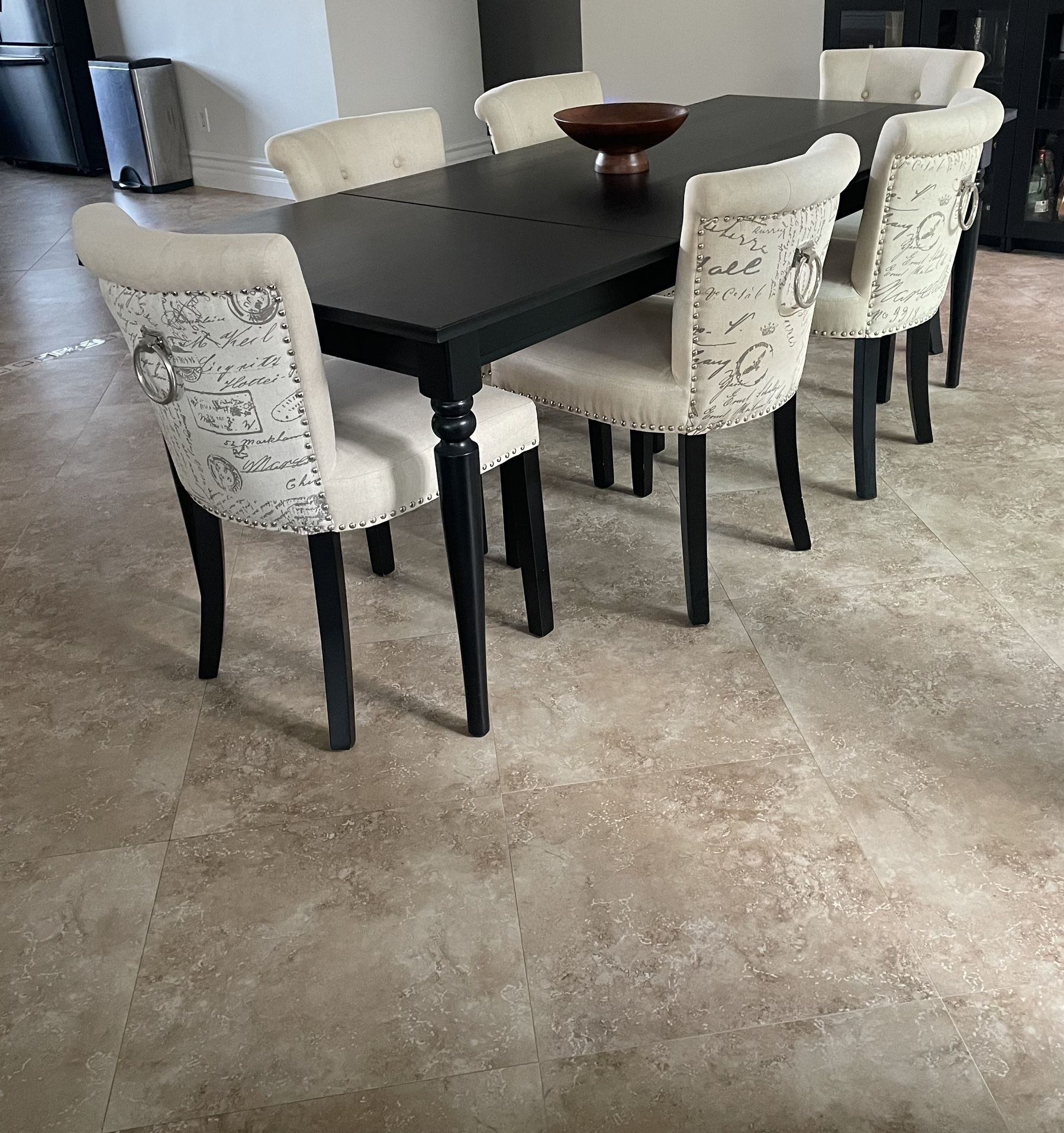Extendable dining table