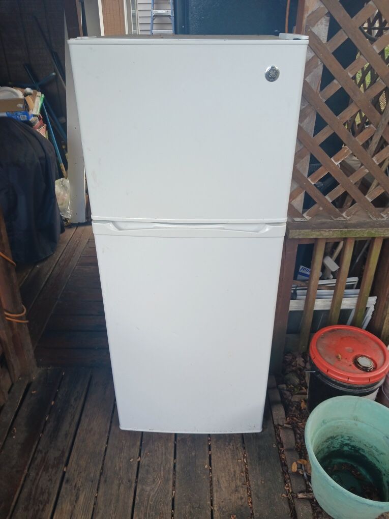 GE Refrigerator 