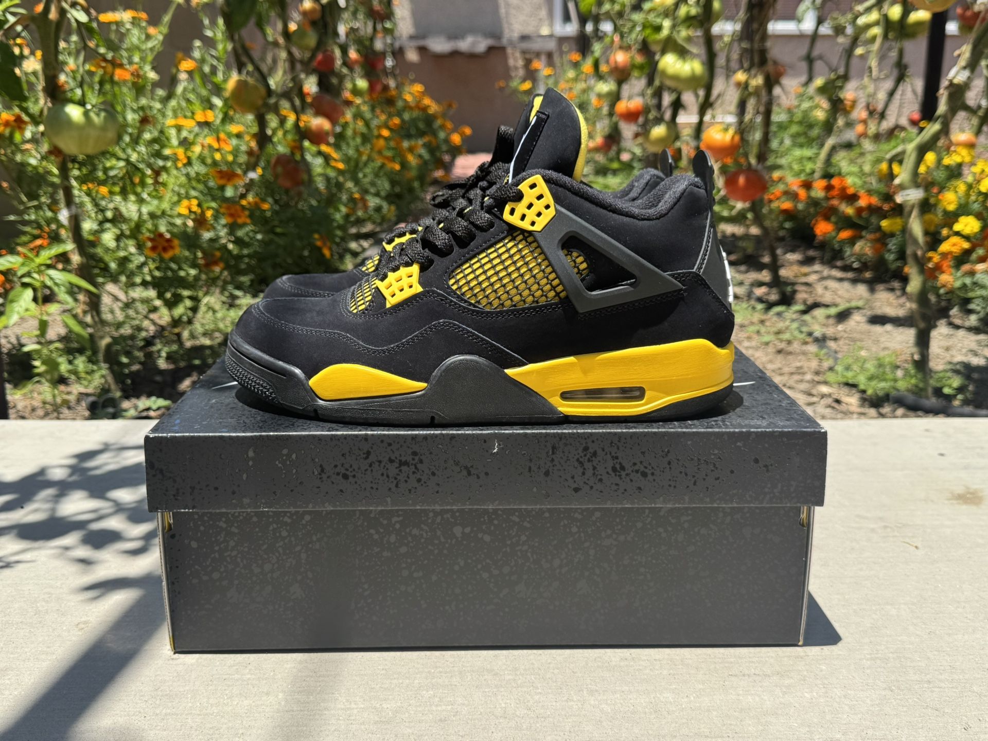 Jordan 4 Retro “Thunder” 2023 Size 9.5