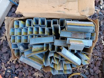 BOX OF CONSTRUCTION STAPLES