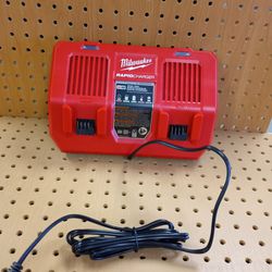 Milwaukee M18 Rapid Charger Simultáneous Brand New  Firm Price Non Negotiable