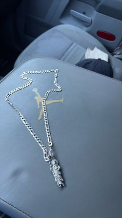 Silver necklace good condition