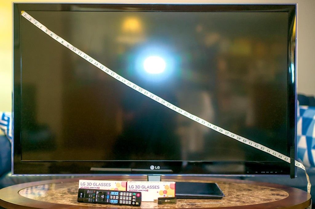 LG Infinia 47LW6500 47-Inch Cinema 3D 1080p 240 Hz LED-LCD HDTV with Smart TV and Four Pairs of 3D Glasses (2011 Model)