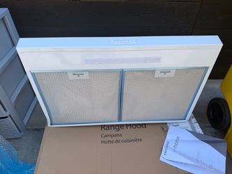 New frigidaire 30” cabinet range hood / campana nueva solo tiene un pequeño detalle abaja un jolpecito nada grave se puede areglar pido $75  as is