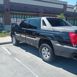Chevy Avalanche 2003 4x2 With 191000 Miles In Good Condition