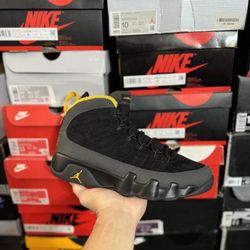 Jordan Dark Charcoal University Gold 9s size 9 VNDS