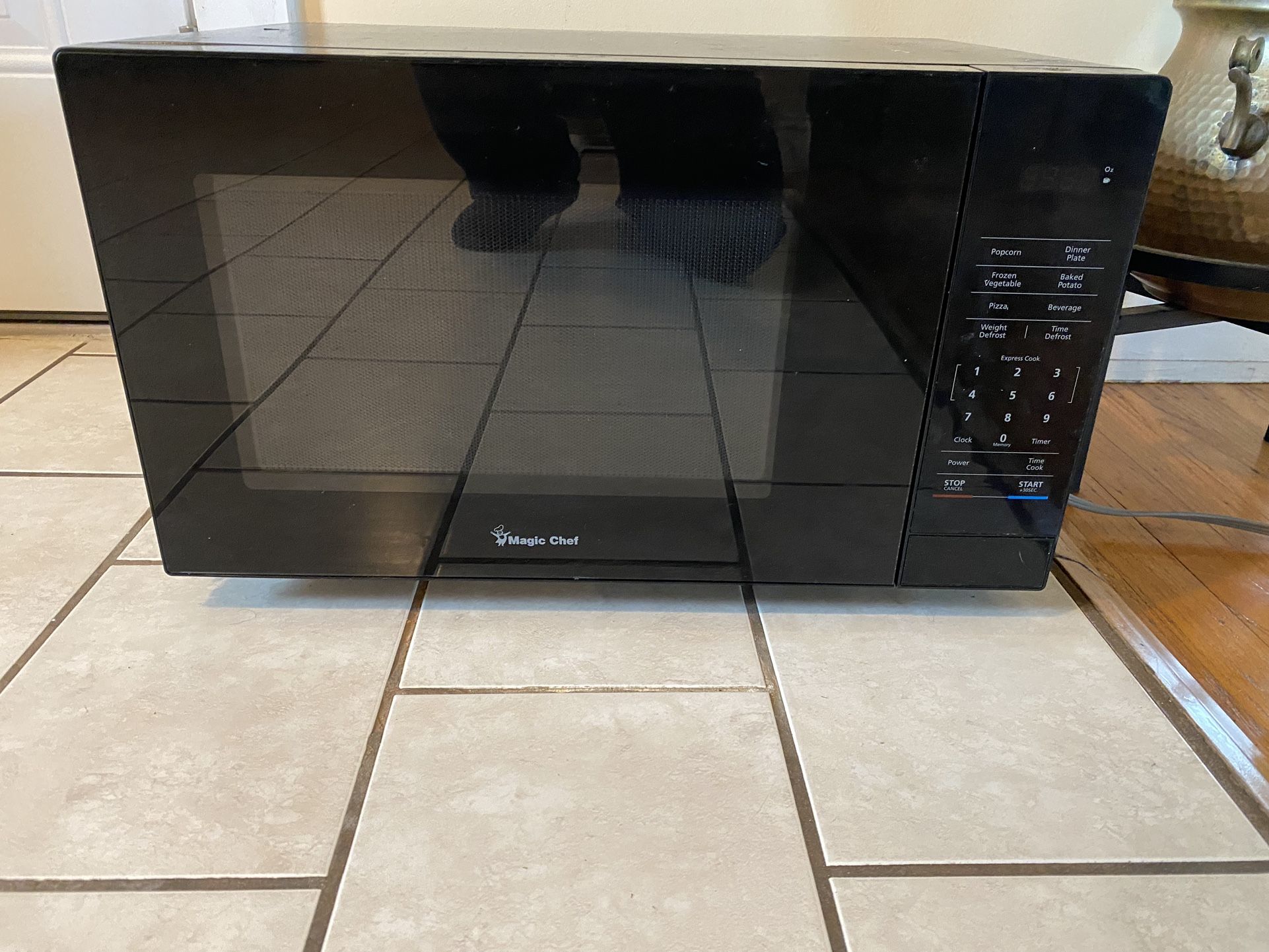MAGIC CHEF MICROWAVE OVEN.