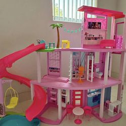 Toys Barbe House ..! Just Get Out the Box for Assembled  And Never Used 