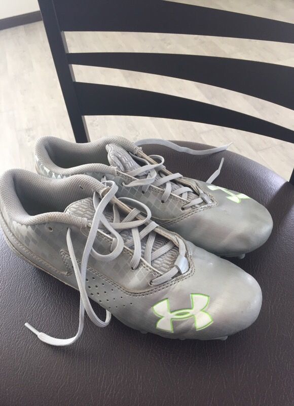 men's Under Armor Lacrosse cleats size6.5 like new