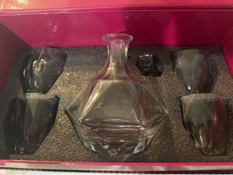 FineDine Diamond Whiskey Decanter Set with 4 Glasses
