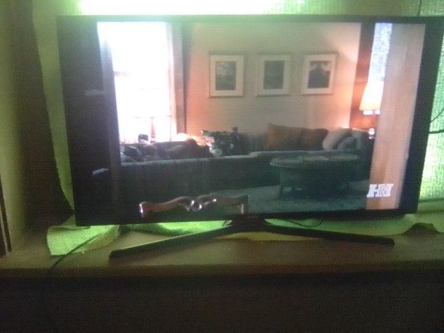 Flat Screen Smart TV 40 Inch With Remote Excellent Shape