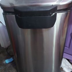 Stainless steel step on trash can