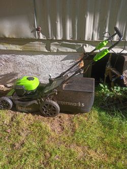 GREENWORKS LAWNMOWER