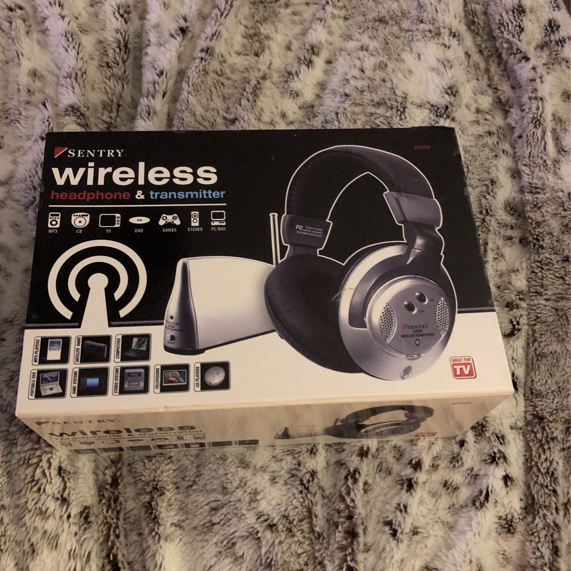 Wireless headphones and transmitter great for CD player TV DVD player game system stereo PC Mac or MP3 player new never used open box