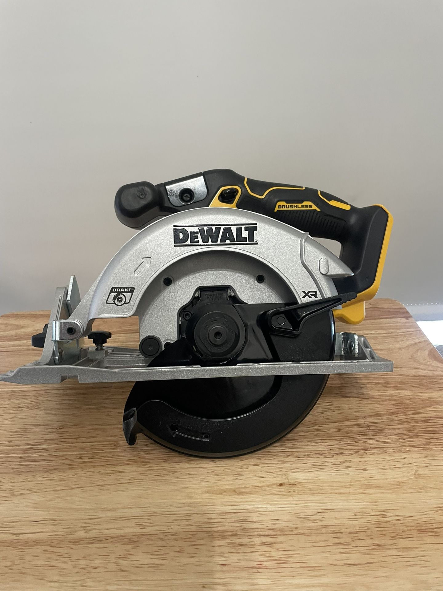 New Dewalt 6 1/2” Circular Saw 20V BRUSHLESS (Tool Only Solo Herramienta)