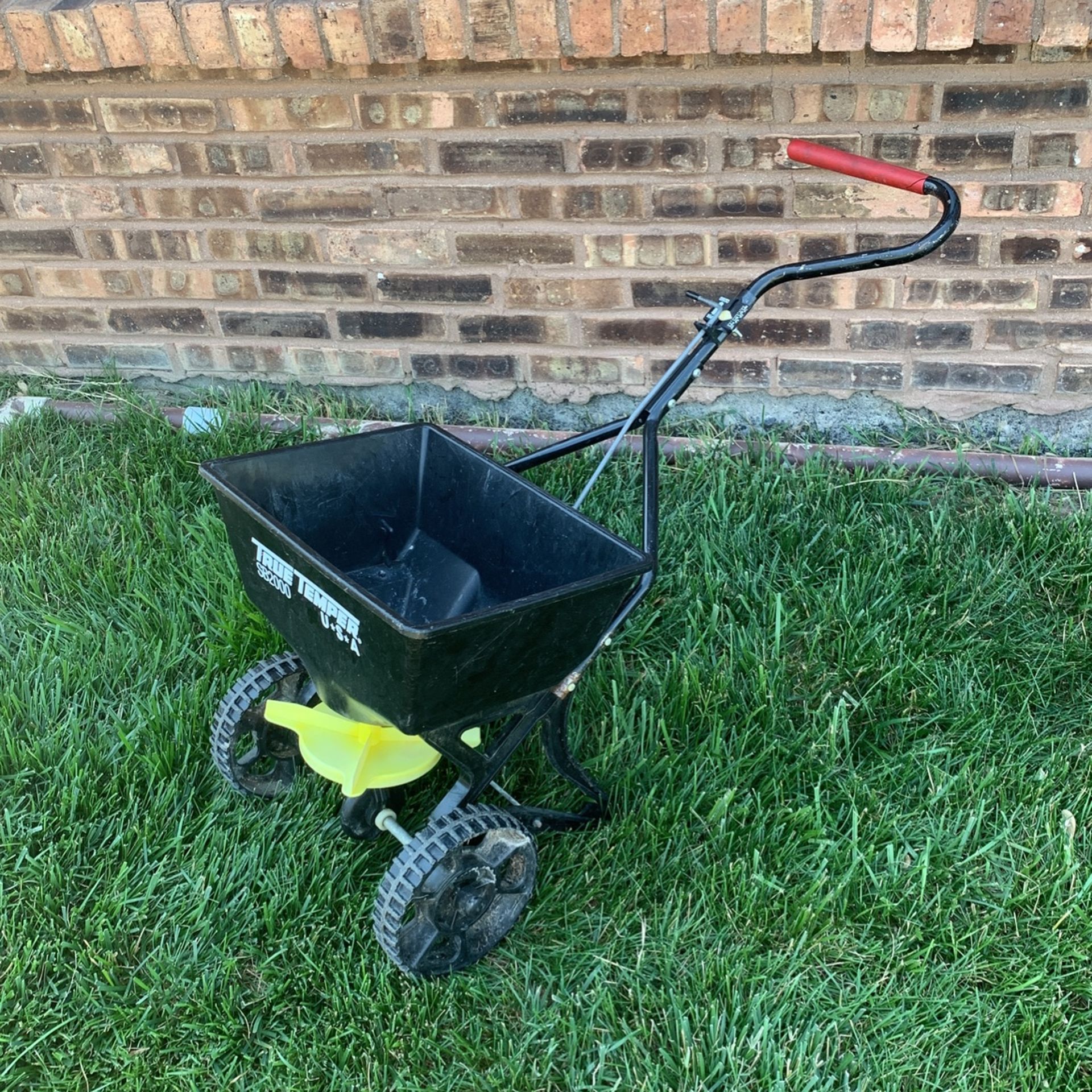 True Temper Fertilizer Salt Spreader
