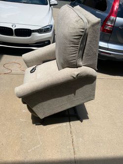 La-Z-Boy Power Lift Recliner – Excellent Condition – Ideal for Seniors or Post-Surgery Recovery