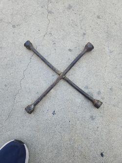 Lug nut wrench