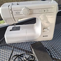 Kenmore Sewing Machine  .Tested 