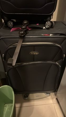 Samsonite big luggage not a carryon