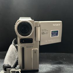 Sony Mini DV Handycam Vision Carl Zeiss 120x DCR-PC1