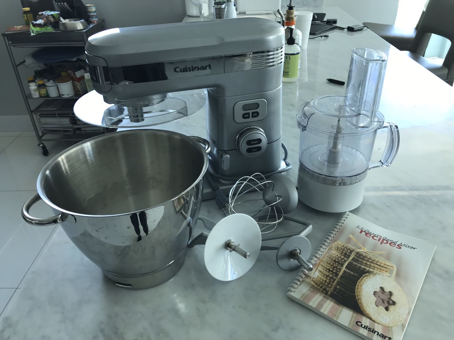 Cuisinart 5.5Qt. Stand Mixer with attachments for Sale in Miami, FL