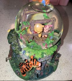 1963 DISNEY WINNIE THE POOH MUSICAL SNOWGLOBE WATER GLOBE PLAYING POOHSTICKS