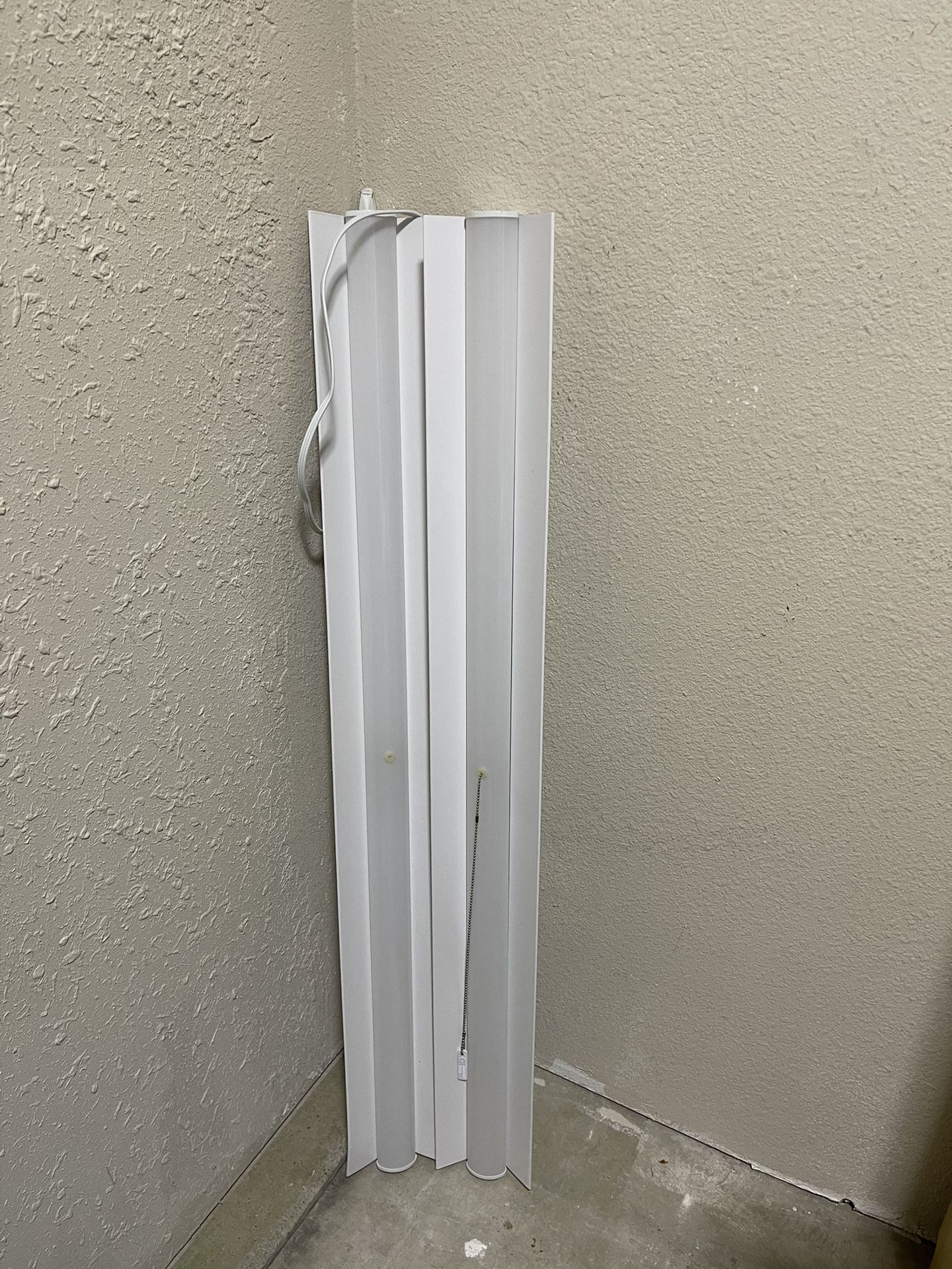 Two light Fixtures / Shop lights