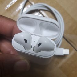 Apple MMEF2AM/A AirPods Wireless Bluetooth Headset for iPhones with iOS 10 or Later White 


