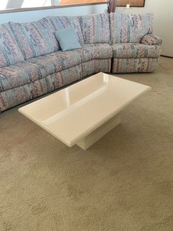 Vintage 1980s Postmodern Laminate Pedestal Coffee Table – Gloss Cream / Ivory