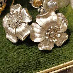 T R I F A R I Screw Back Vintage Earrings