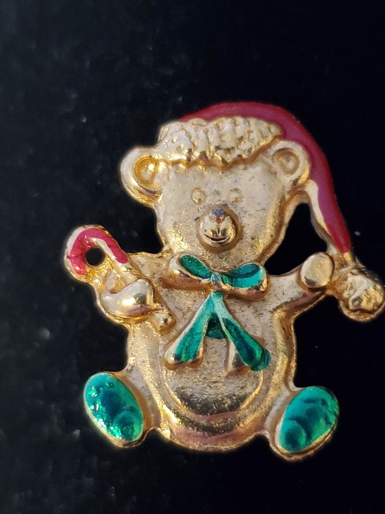 Vintage Goldtone Teddy Bear With Candy Cane On Hand Lapel Pin. Pre-owned in good condition 
