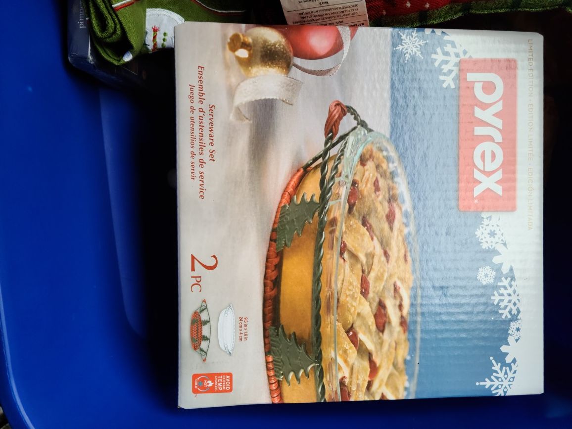 Pyrex seasonal serveware. Pie plate