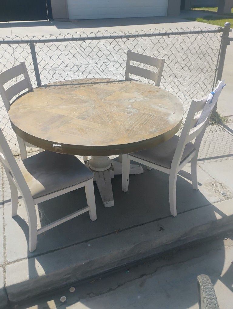 Kitchen Table And 4 Chairs