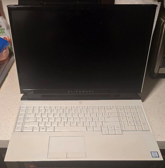 ALIENWARE AREA 51 GAMING LAPTOP & CARRY BAG.